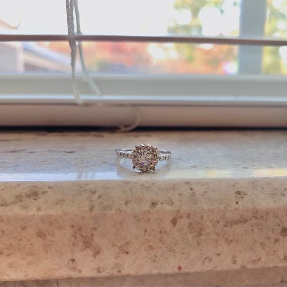 SOLD IGI certified Diamond halo ring - Picture 5 of 7